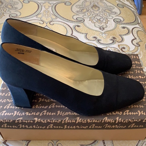 Black Crepe Heels Size 9 1/2 by Ann Marino - Picture 2 of 4